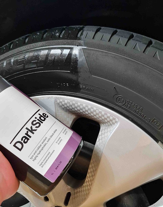 CarPro DarkSide - sealant na pneumatiky